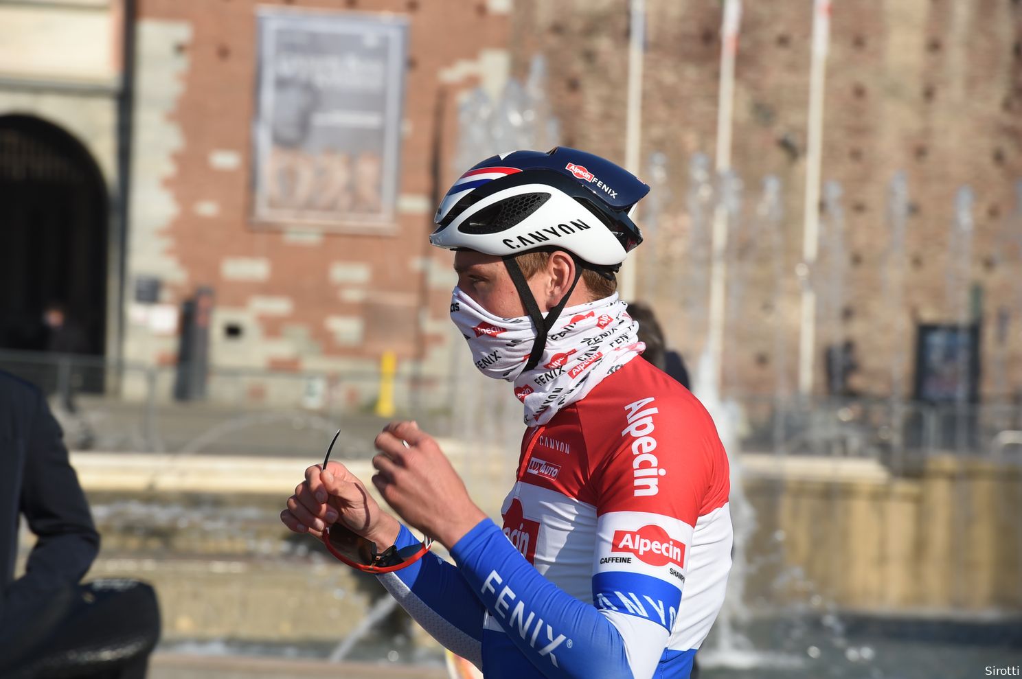 Kritische geluiden na Milaan-Sanremo: 'Van der Poel zat te ver op de Poggio'