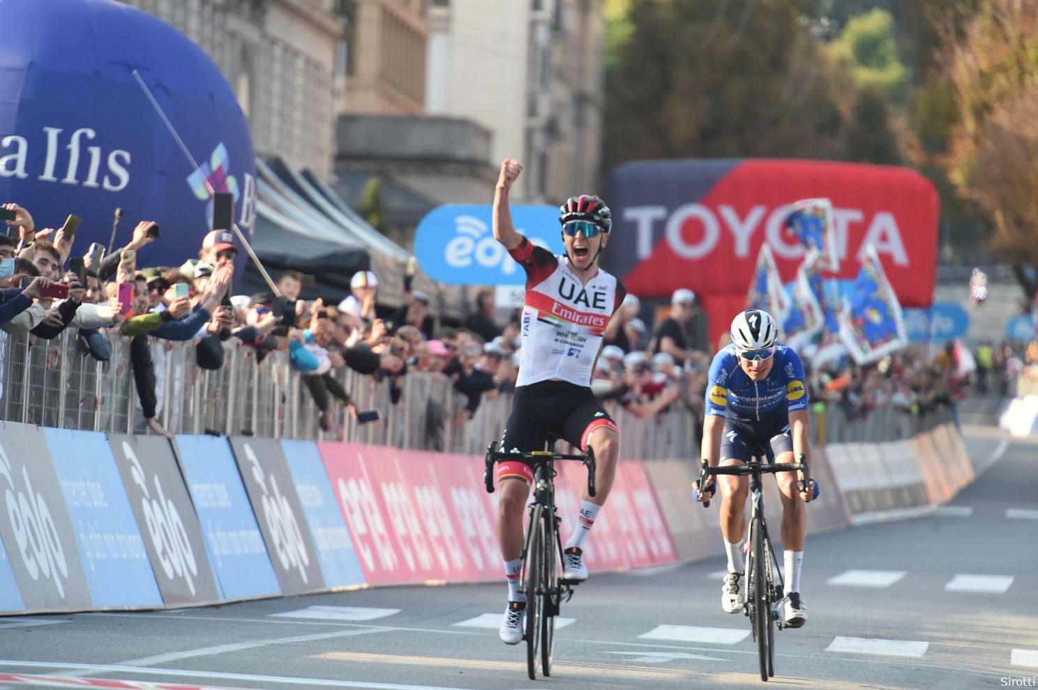 Gespot op Strava: Pogacar hervindt in Il Lombardia z'n beangstigend sterke Tourvorm
