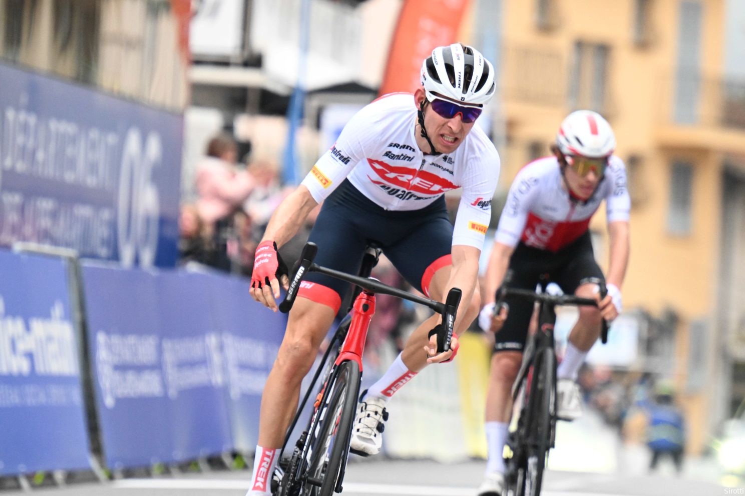 Interview | Mollema na harde val in Luik toch in Giro: 'Klassement Ciccone kan ook mijn race veranderen'