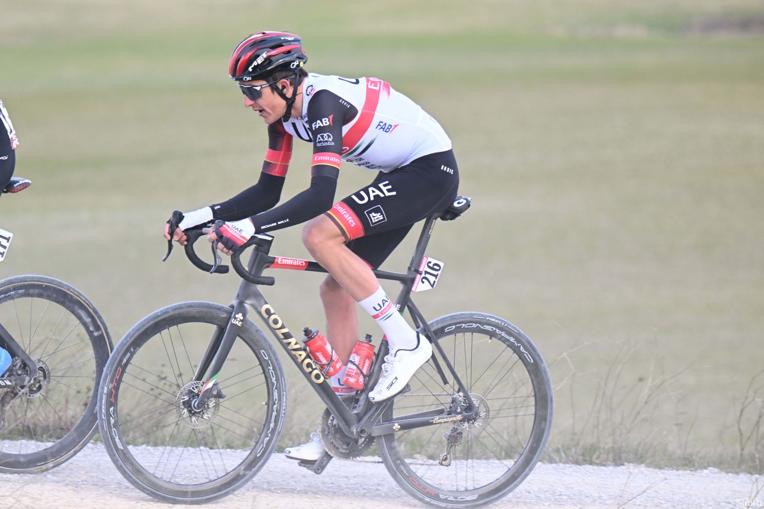 Carapaz wint bizarre regenrit in Ronde van Catalonië na aanval van 125 (!) kilometer