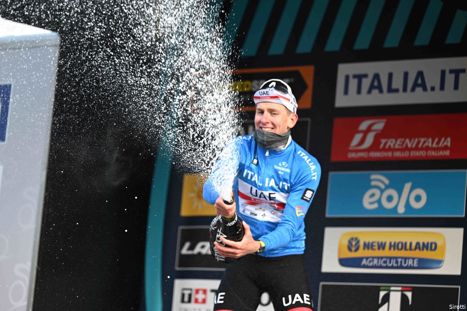 Column: Zo moet het ongeveer voelen om achter Tadej Pogacar te moeten koersen