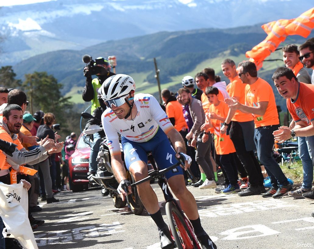 Martínez verrast met spurtwinst in het Baskenland; Alaphilippe voor tweede dag op rij geklopt