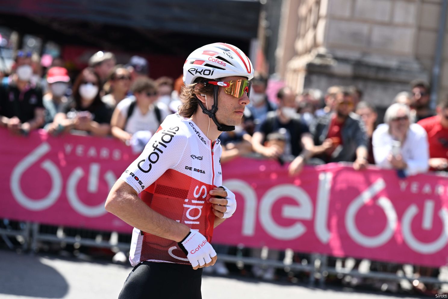 Straaljager De Gendt verpest plannen favorieten en wint Giro-rit, Van der Poel zevende
