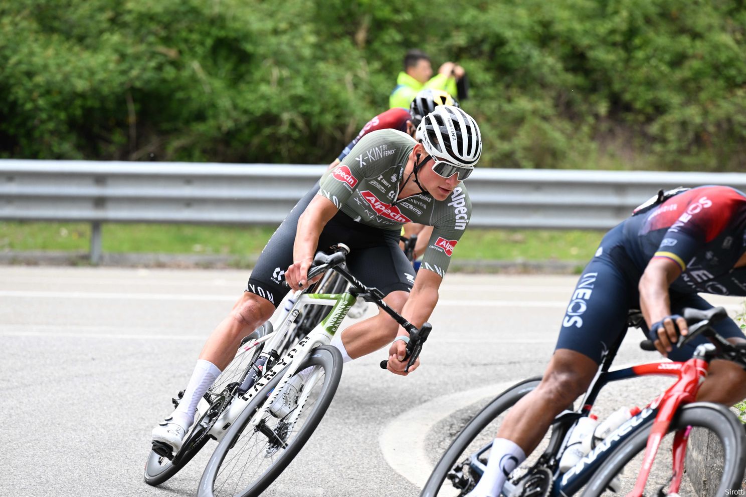 Straaljager De Gendt verpest plannen favorieten en wint Giro-rit, Van der Poel zevende