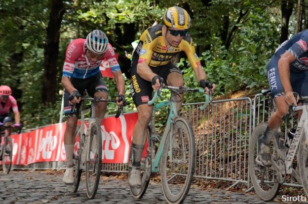 Van Aert over cross: 'Van der Poel blijft de maatstaf'