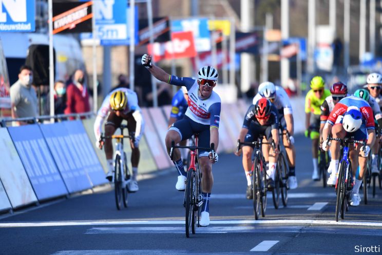 Pedersen sprint naar zege in Kuurne, spektakelpoging Van der Poel strandt op het eind