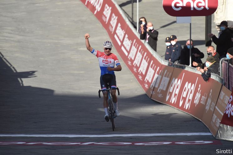 Van der Poel wint Strade Bianche na ultieme clash met Alaphilippe en Bernal