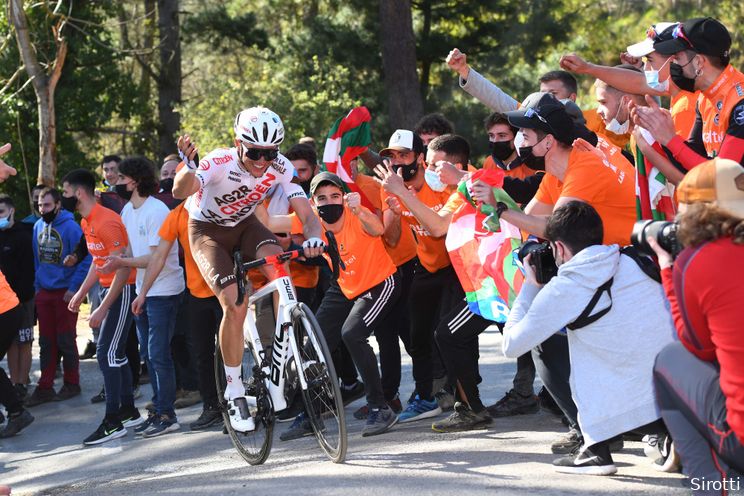 Cosnefroy rekent af met DQS-duo Alaphilippe en Honoré in Bretagne Classic; Pogacar met kramp