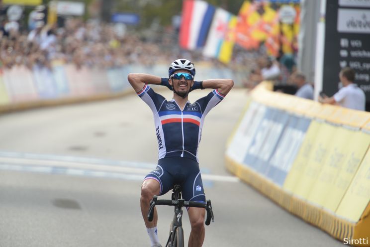 Alaphilippe volgt zichzelf in spektakelkoers op als wereldkampioen, zilver Van Baarle