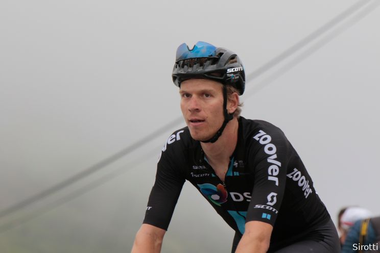 Cees Bol komt met de schrik vrij na valpartij in sprint Ronde van Slowakije