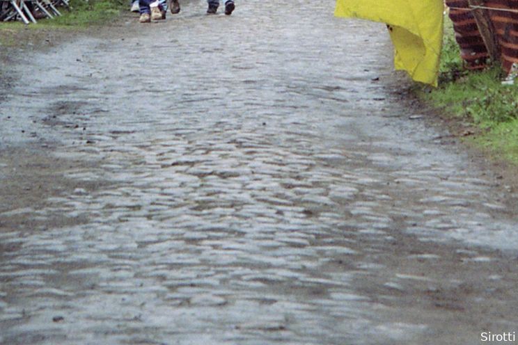 Kasseien klaargemaakt voor Parijs-Roubaix, kansen voor 'natte editie' aanwezig
