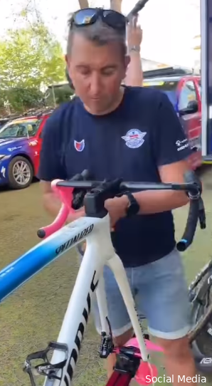 🎥 Giro-fiets van klassementsleider roze stuurlint aangemeten Indeleiderstrui.nl
