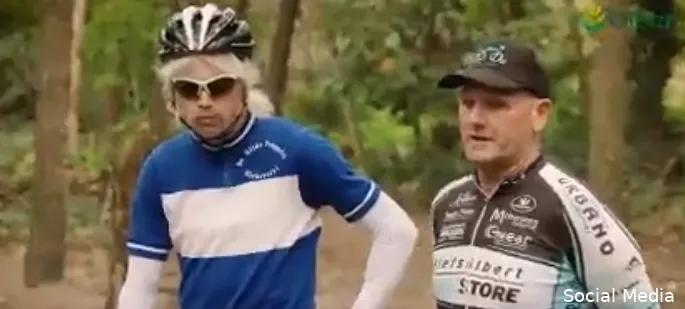 IDL Kijktip | Van Aert verrast nietsvermoedende kinderen met skills in opa-kostuum