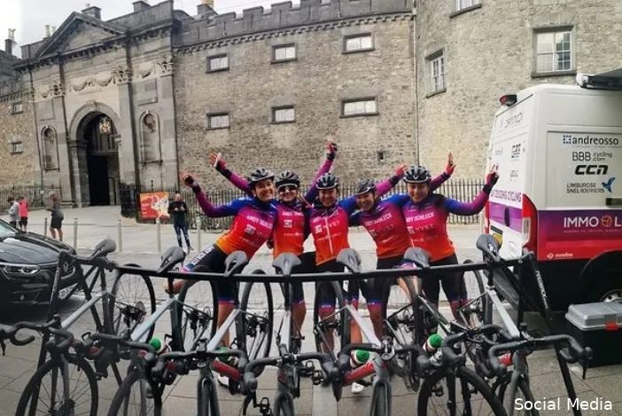 Update I | Ploeg Andy Schleck zet afgekeurde tenues in verkoop