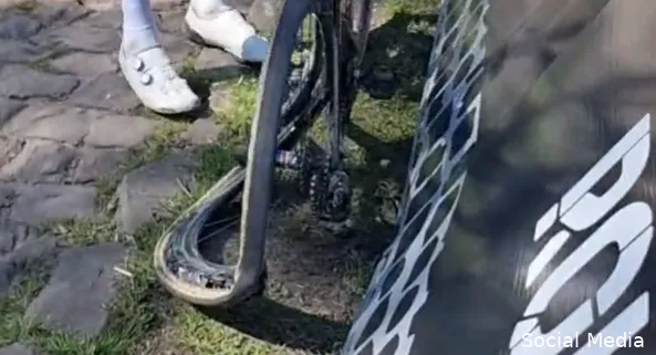 🎥  Opvallende beelden van wielbreuk Van Aert in Bos van Wallers en heldhaftige knecht Roosen