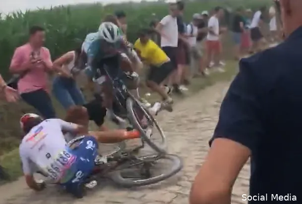 🎥 Wat de televisiekijker niet zag: Gogl en Oss uit koers na keiharde val met fan (en Van Poppel)