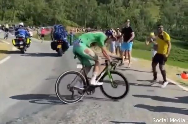 🎥 Wout geparkeerd! Hoe Van Aert even volledig naar de vaantjes was na inspanning voor Vingegaard