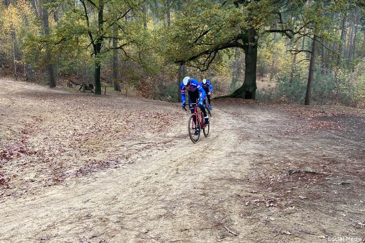 Mathieu van der Poel werkt eerste crosstraining af in de bossen van Kasterlee