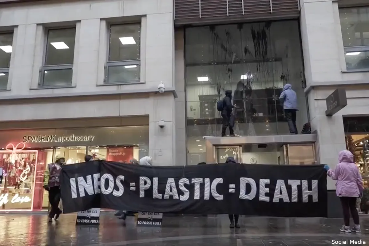 Milieuactivisten bekladden uit protest kantoren INEOS en British Cycling