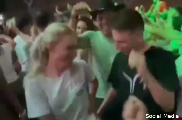 🎥 Pogacar laat zich lekker gaan in Colombia, rammend op de fiets en schurend op de dansvloer