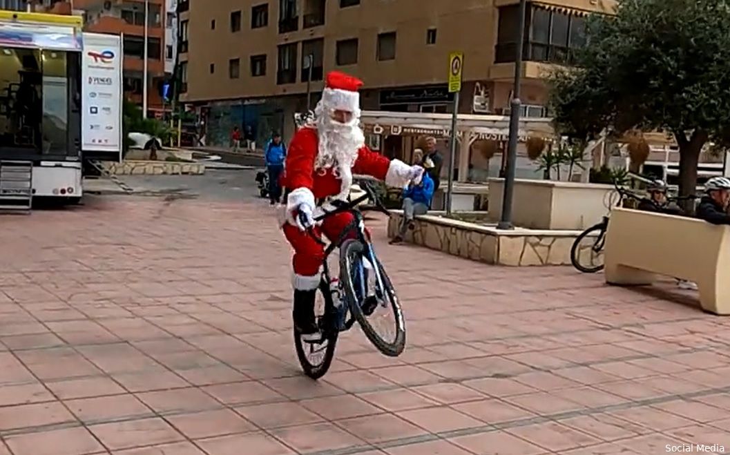 De Kerst is niet geslaagd zonder wheelie van Kerstman Sagan: 'A merry wheelie Christmas!'