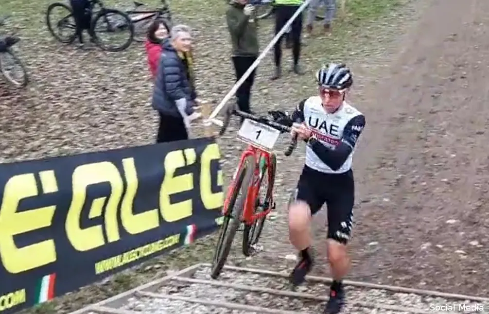 🎥 Tadej Pogacar ziet Kerst-crossuitje in Ljubljana niet beloond worden met zege