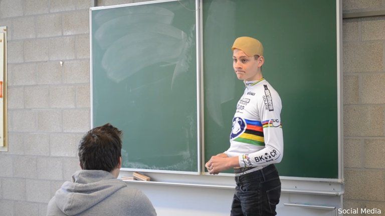 🎥 Geweldige beelden: jonge Mathieu van der Poel geeft les aan zijn klasgenoten op middelbare school