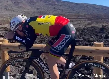 🎥 Van Baarle en Geoghegan Hart dollen met 'aero' Evenepoel: 'Hoe ruiken je polsen?'