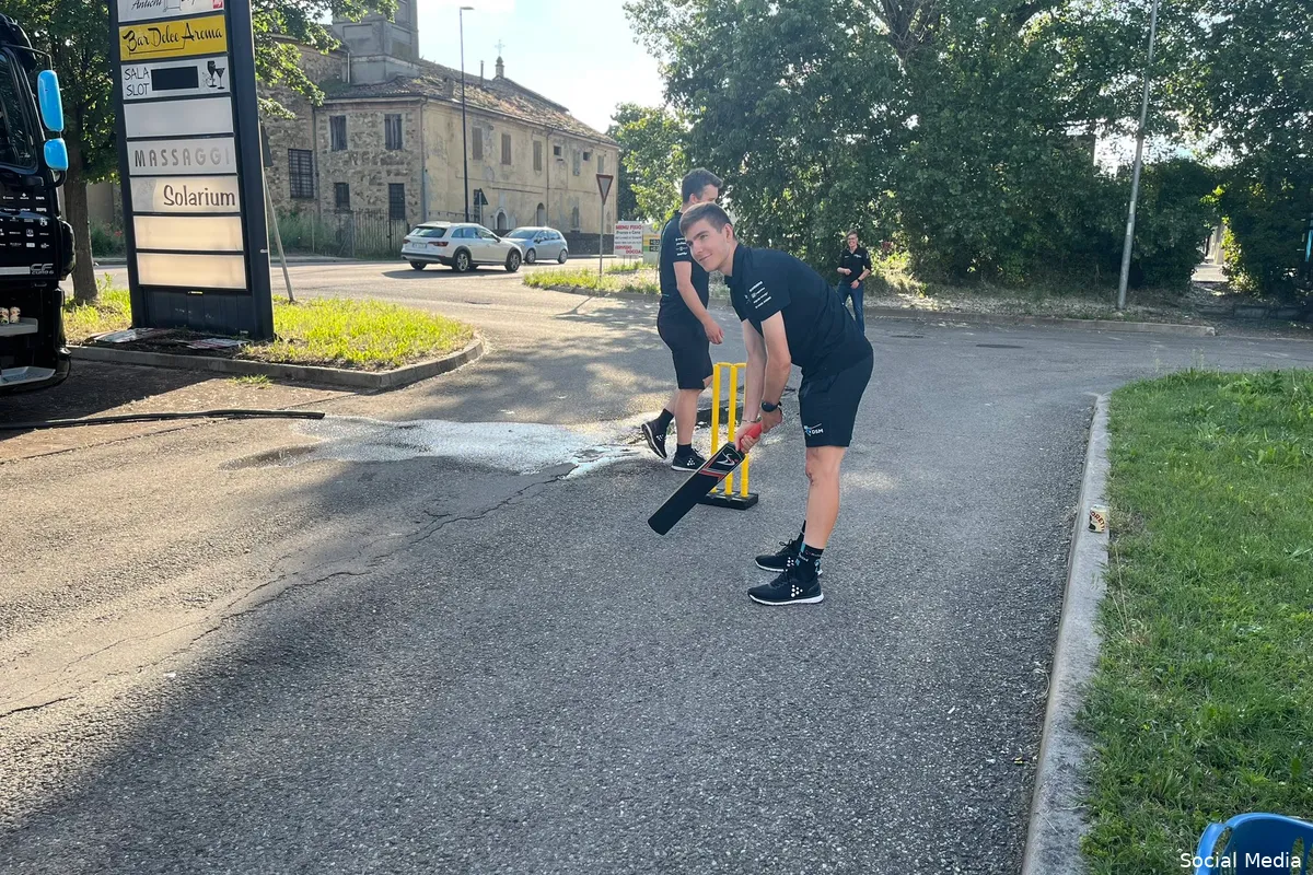 'Restday-vibes' in Giro-peloton: DSM speelt cricket, Bauke Mollema op en neer naar Rotterdam