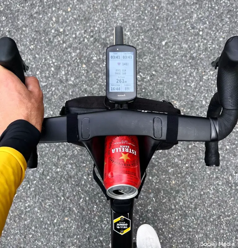 📸 Jumbo-Visma-routinier Robert Gesink verricht goede daden: Nederlander stopt elke rit om zwerfvuil op te ruimen