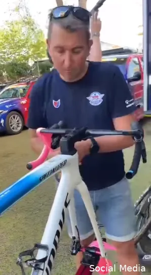 🎥 Giro-fiets van klassementsleider Evenepoel krijgt roze stuurlint aangemeten