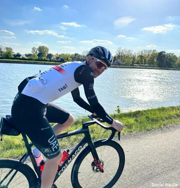 Tim Wellens heeft exact een maand na Ronde van Vlaanderen-crash training hervat