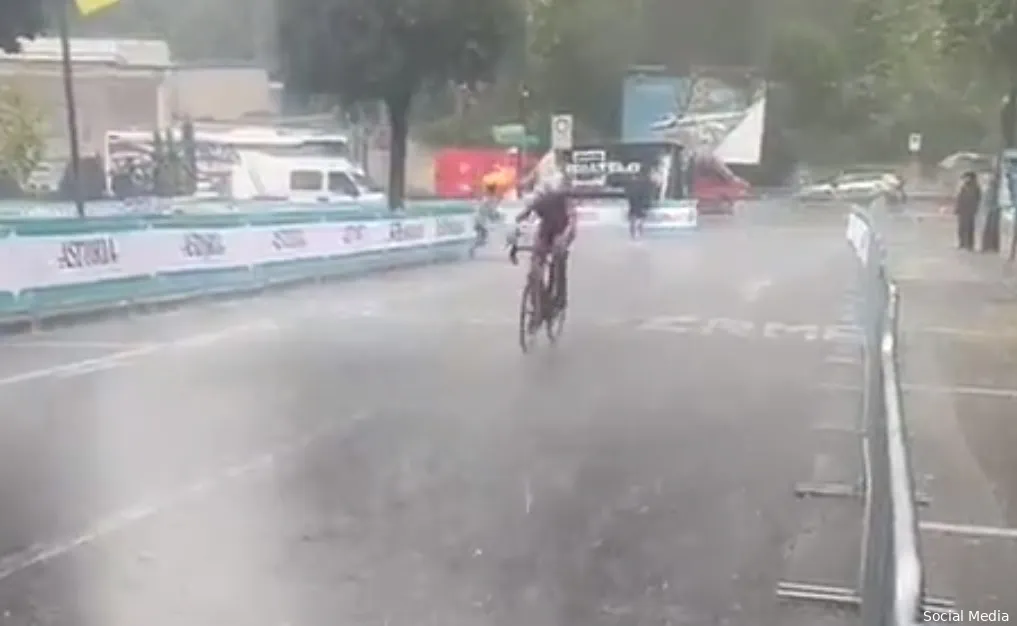 🎥 Proloog in Giro Donne gestaakt door noodweer; complimenten Van Vleuten en Vos, ondanks gezette tijd