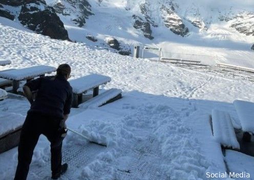 📸 Dikke laag verse sneeuw voor Wout van Aert en Wilco Kelderman in Zwitserland, die het niet direct treffen