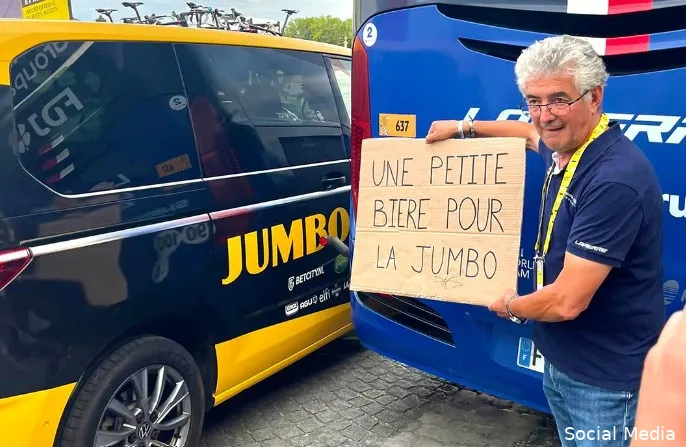 📸 Madiot is 'halve liter-vete' met Plugge niet vergeten: Fransman poseert gretig met bierbord voor Jumbo-Visma