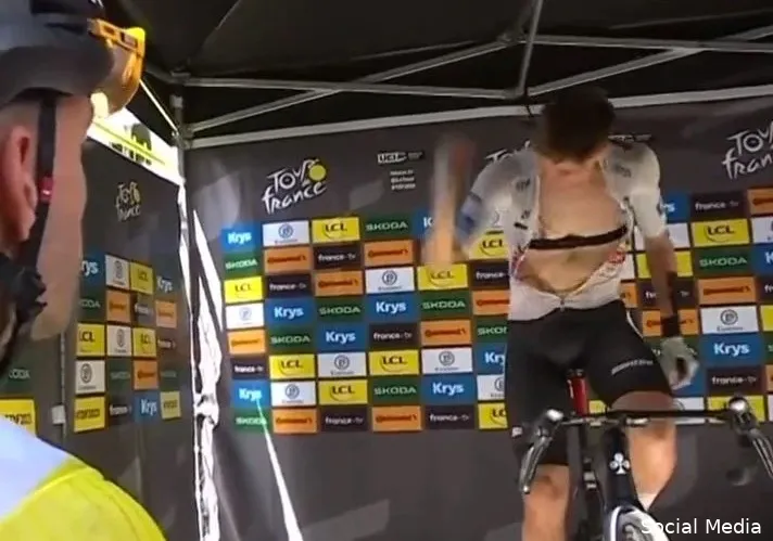 🎥 Pogacar steekt in onderonsje met Yates even de draak met woeste Van Aert: 'Like a child'