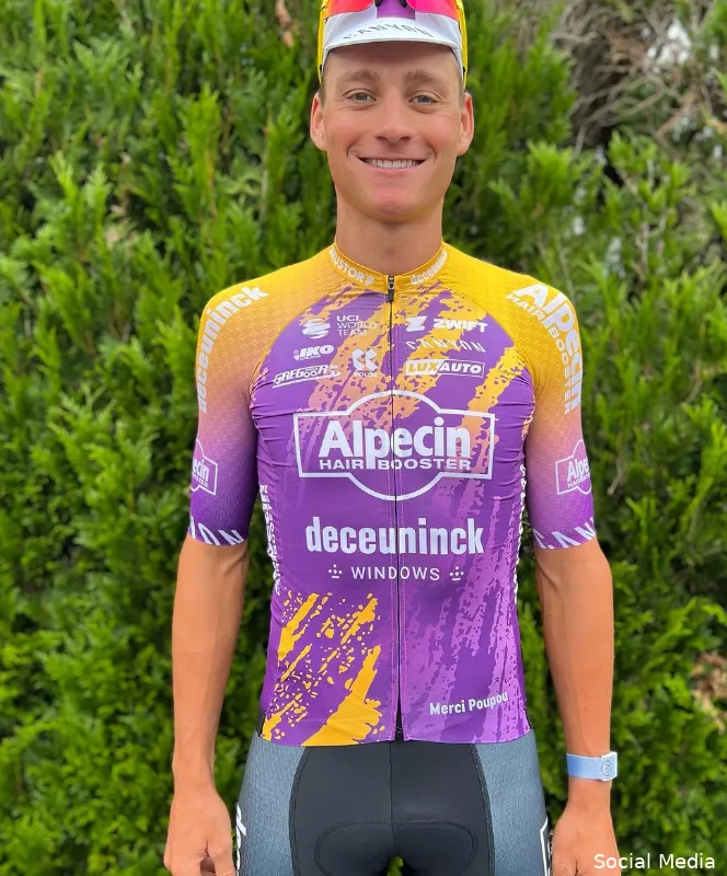 📸 Mathieu van der Poel en Alpecin-Deceuninck rijden tijdens eerste rustdag met nieuwe versie 'Merci Poupou-tenue'
