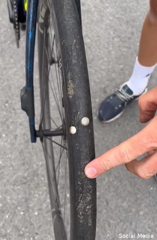 🎥 Withete Calmejane haalt uit na punaises op parcours, meerdere renners getroffen door lekke banden