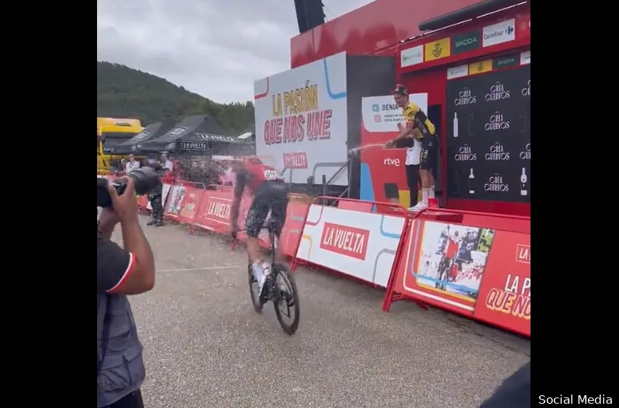 🎥 De sfeer zit er lekker in bij Jumbo-Visma! Roglic jubelt en spuit Ganna nat, Gesink juicht voor Kuss