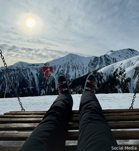 📸 Veldrijden, golfen en nu... skiën: Mathieu van der Poel geniet in het zonnetje van de sneeuw