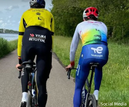 Brothers in arms: lotgenoten Van Aert (Dwars door Vlaanderen) en Cras (Baskenland) trainen samen