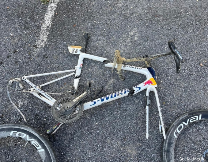 Grote schrik en verbazing om total-loss-fiets van Vlasov, die Tour verliet met enkelbreuk