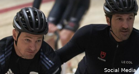 Fabian Cancellara met Beauden Barrett, sterspeler van de All Blacks