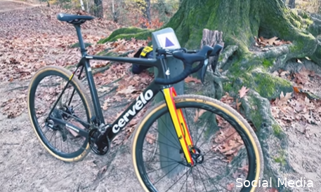 Ondertussen in het peloton | Pogacar duikt opnieuw het veld in, Van Aert en Evenepoel met Kerst op de fiets