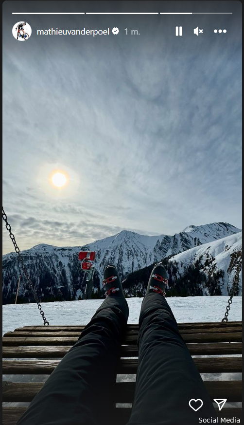 📸 Veldrijden, golfen en nu... skiën: Mathieu van der Poel geniet in het zonnetje van de sneeuw