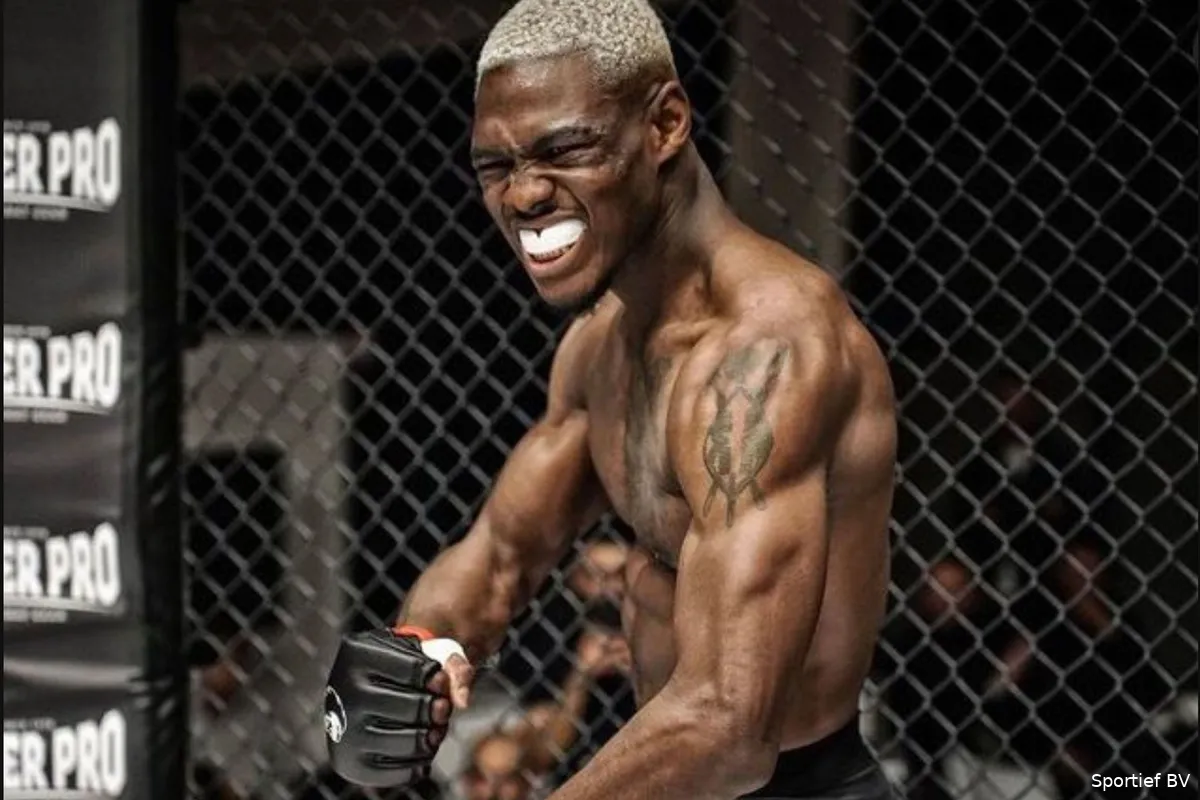 Belgische 'Pizzakoerier' Bolaji Oki maakt succesvol UFC debuut in Las Vegas