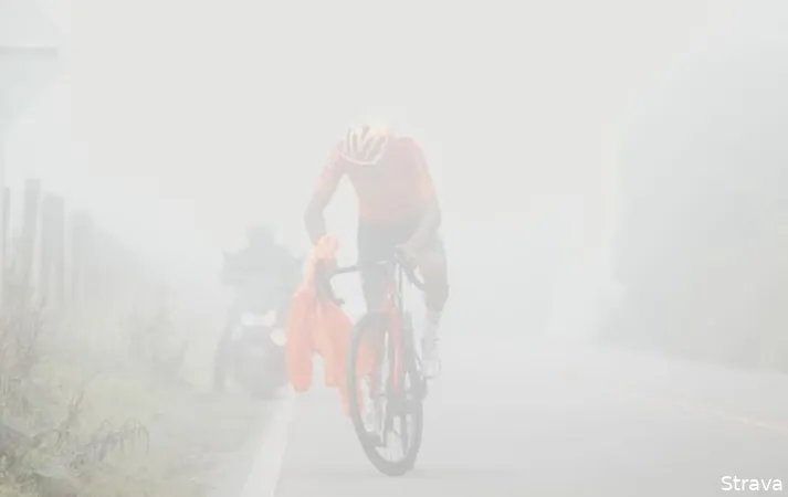 Gespot op Strava: Egan Bernal waarschuwt de wielerwereld met gigantische workload in offseason