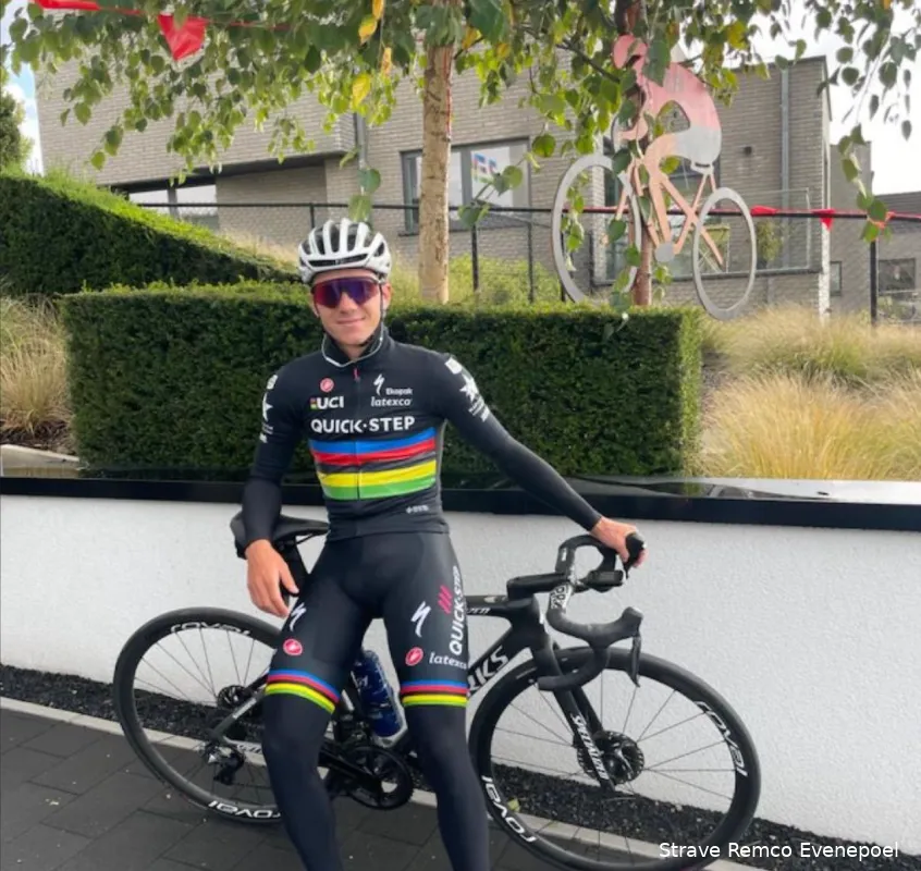 Evenepoel toont eerste keer (zwarte) regenboogtrui op training