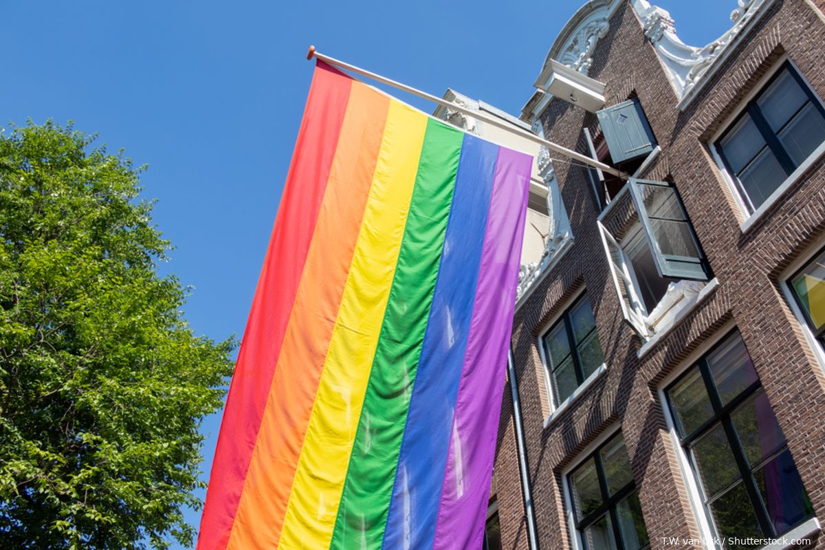 Ophef! Regenboogvlag van Grote Kerk in Monnickendam gestolen