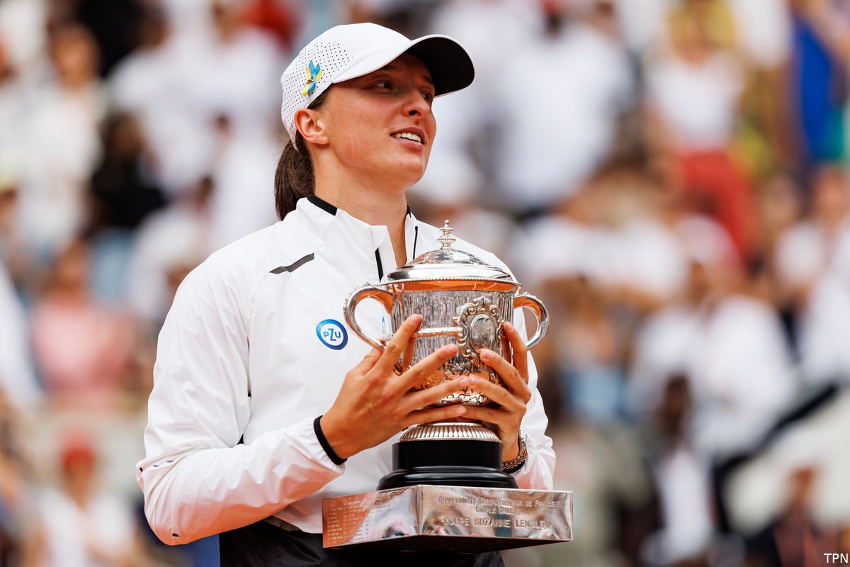 WATCH Swiatek Shines In Photoshoot With Roland Garros Trophy